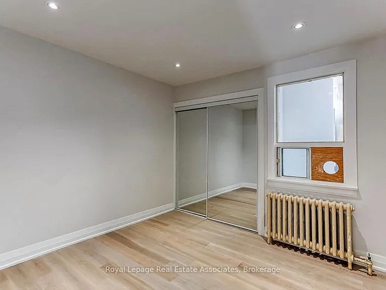 237 Lakeshore Rd E — Photo 12