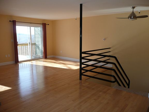 livingroom /stairs to bedroo