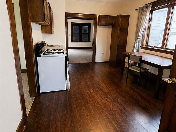 3rd image of 447 Gold St