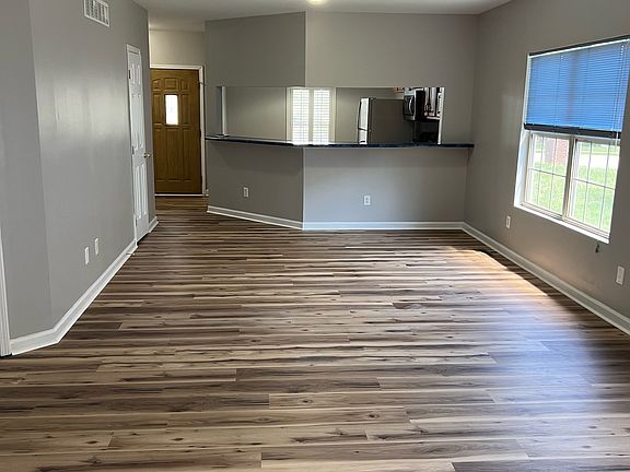 4th image of 100 Yorkshire Dr