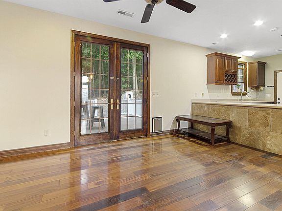 5th image of 1910 Smith Ave