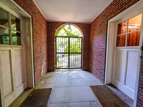 5th image of 1015 E High St