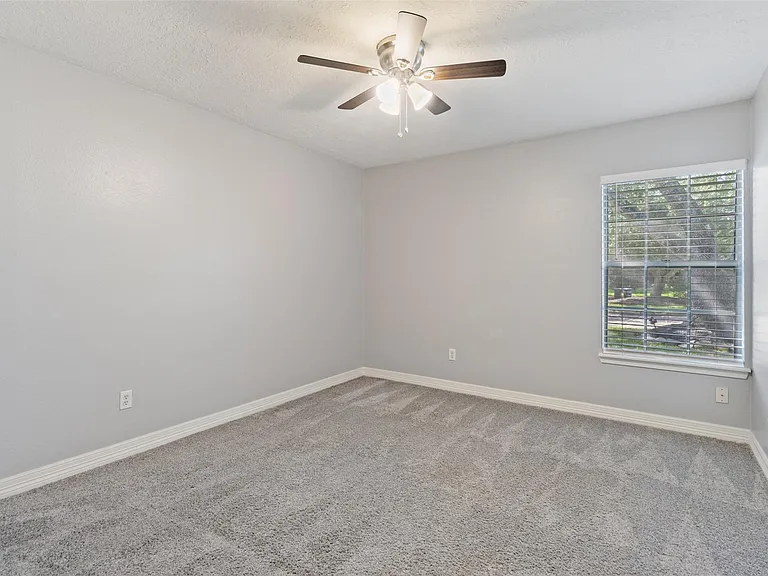 210 Pecan Valley Ct — Photo 22