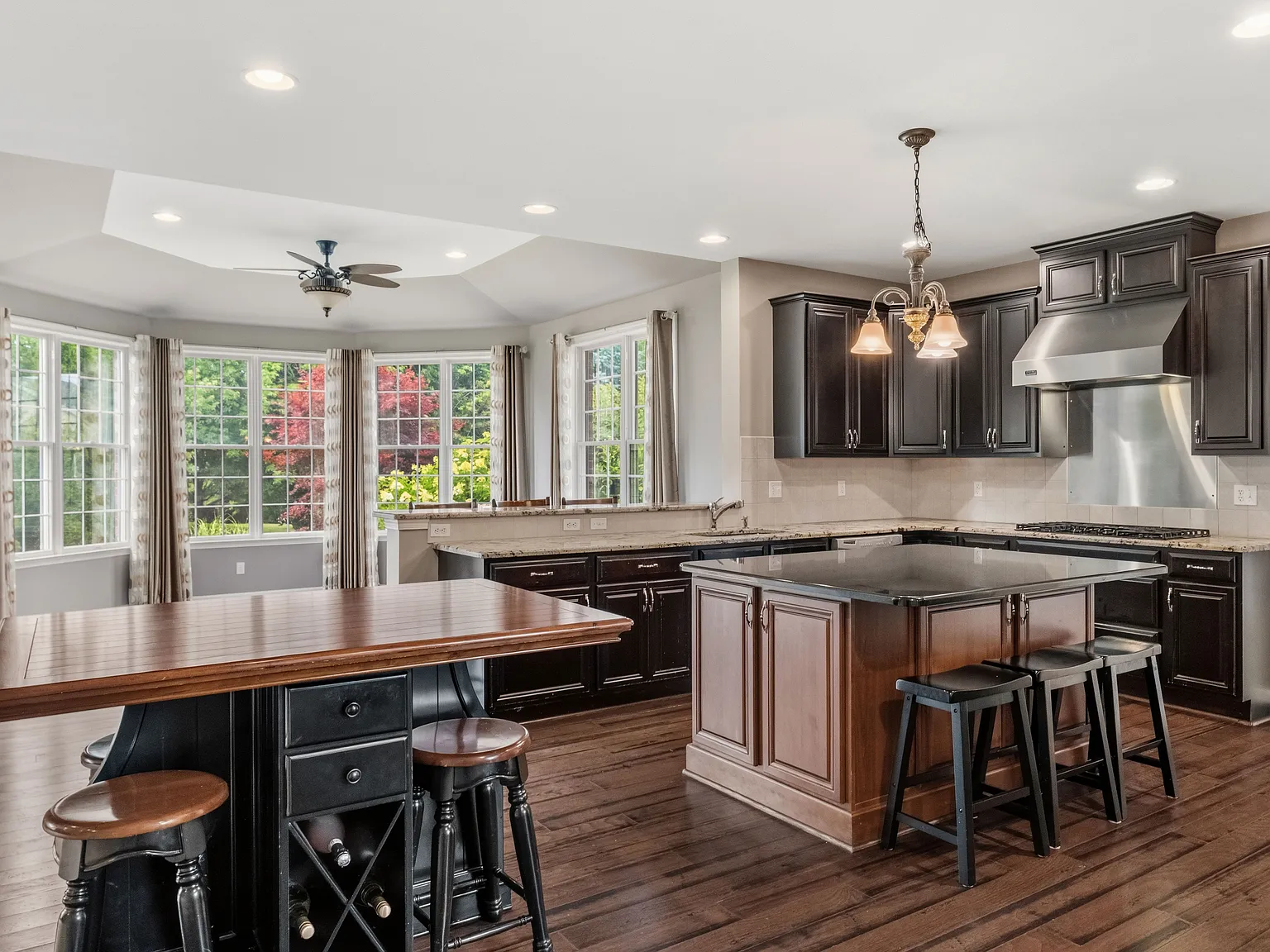 4 bed, 3.5 bath, 3658 sqft, $4,900 — Photo 4