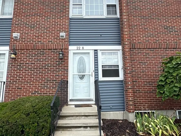 41 Foundry St APT 22-8, South Easton, MA 02375