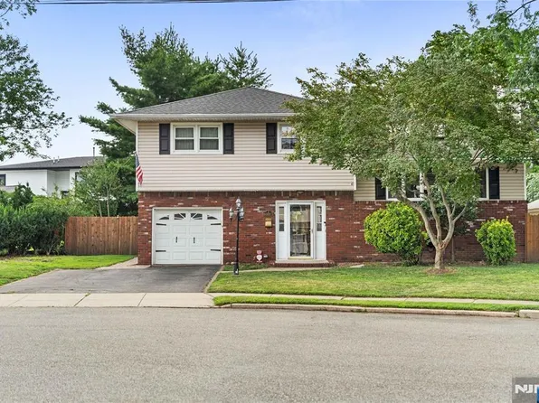 1 Hazley Ct, Rochelle Park, NJ 07662