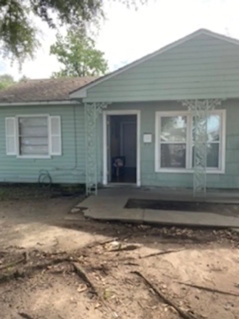 4 bedroom Single Family Home with yard — Photo 2