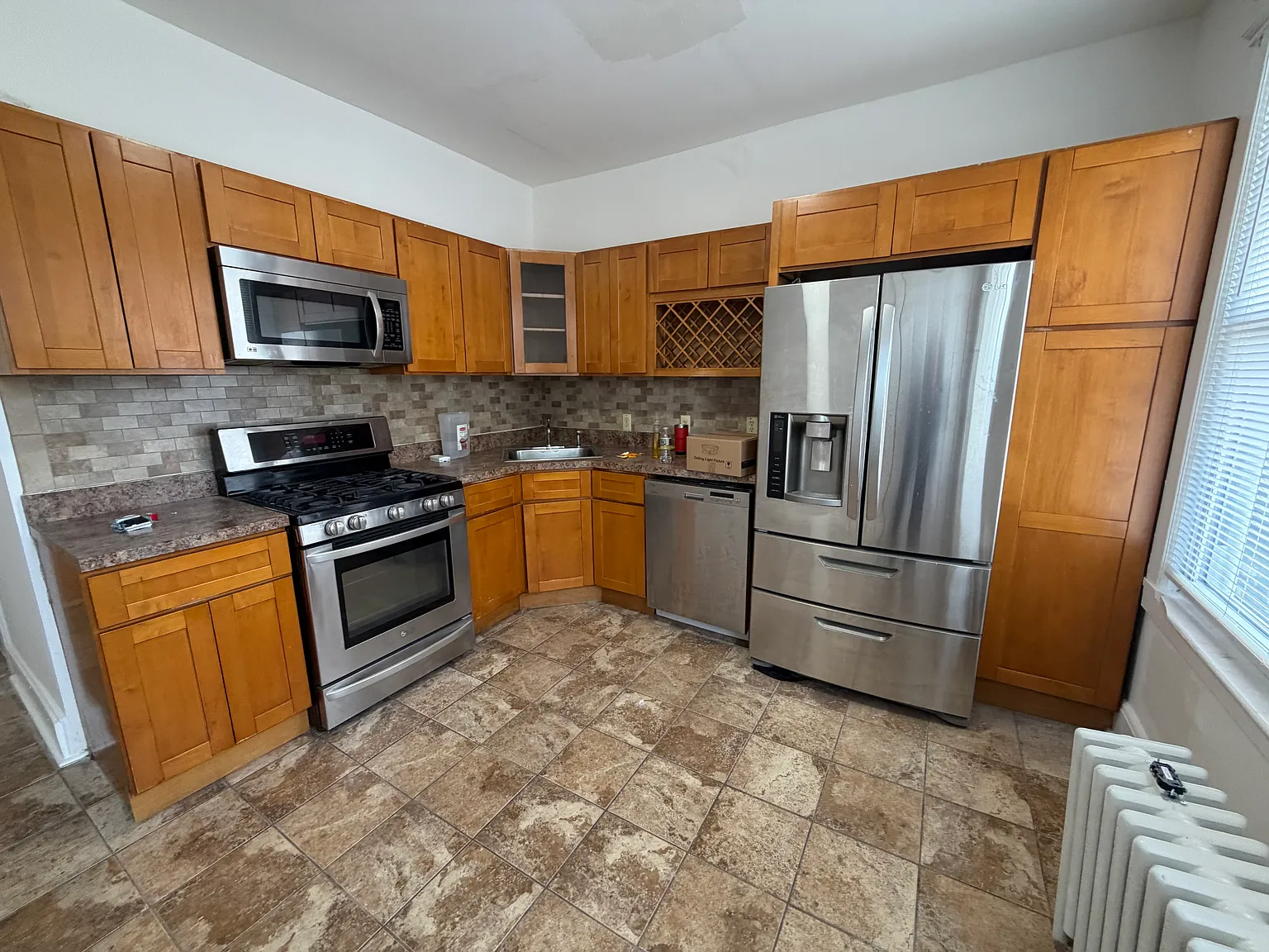 3 bed, 950 sqft, $2,700 — Photo 1
