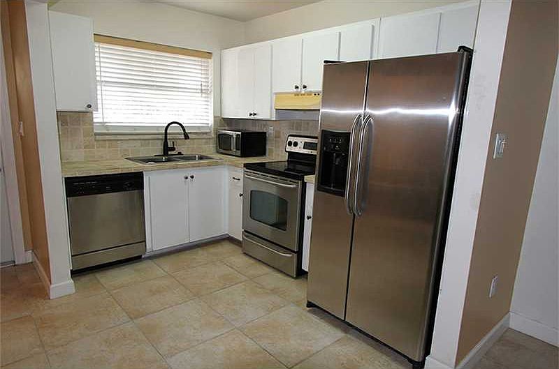 1st image of 450 SE 7th St APT 208