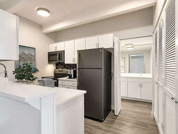 5th image of 515 N Clarkson St #908
