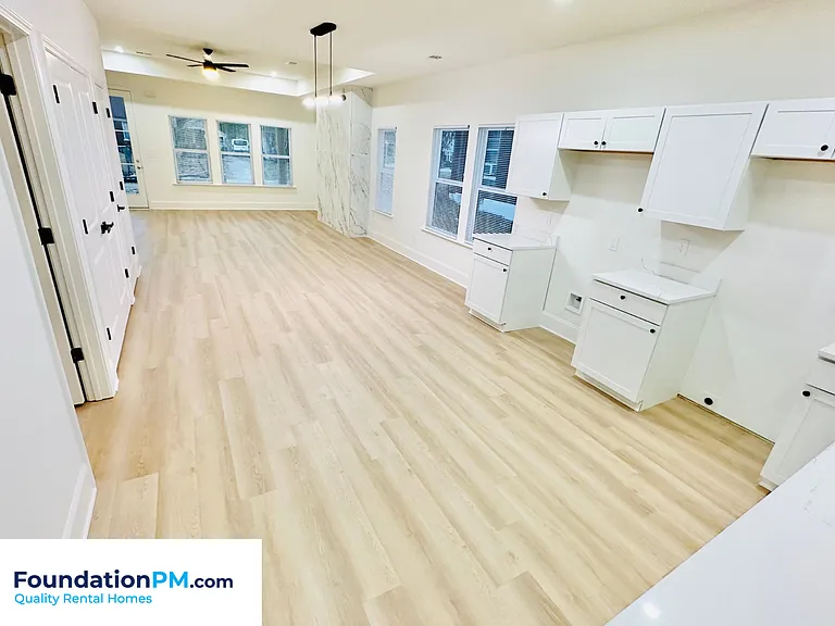 910 Dickinson St — Photo 3