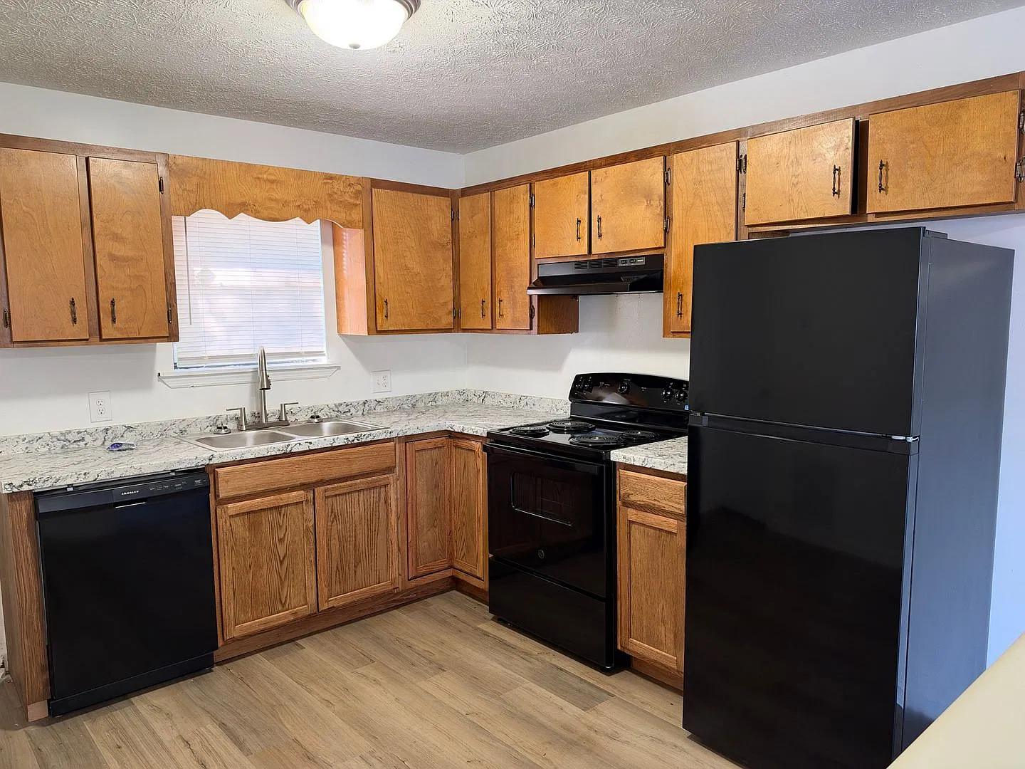 121/123 Deer Creek Ct — Photo 2
