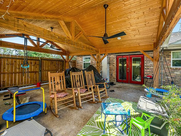 4th image of 202 Honey Suckle Ln
