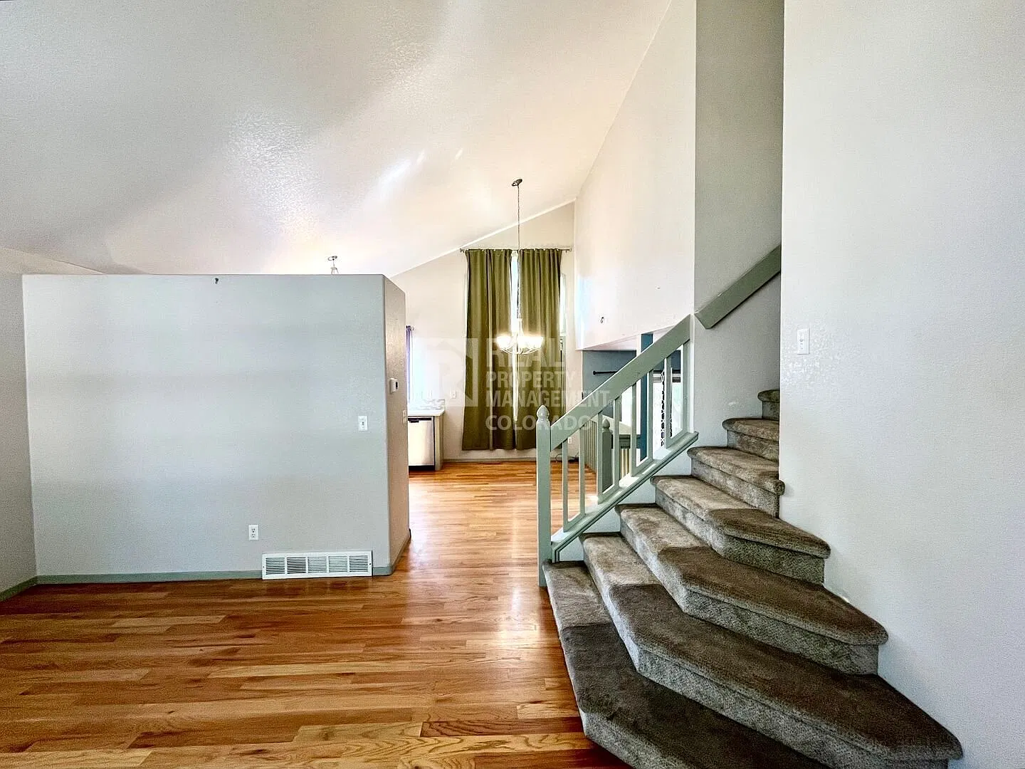 Spacious 4-Bedroom Pet Friendly Home — Photo 4