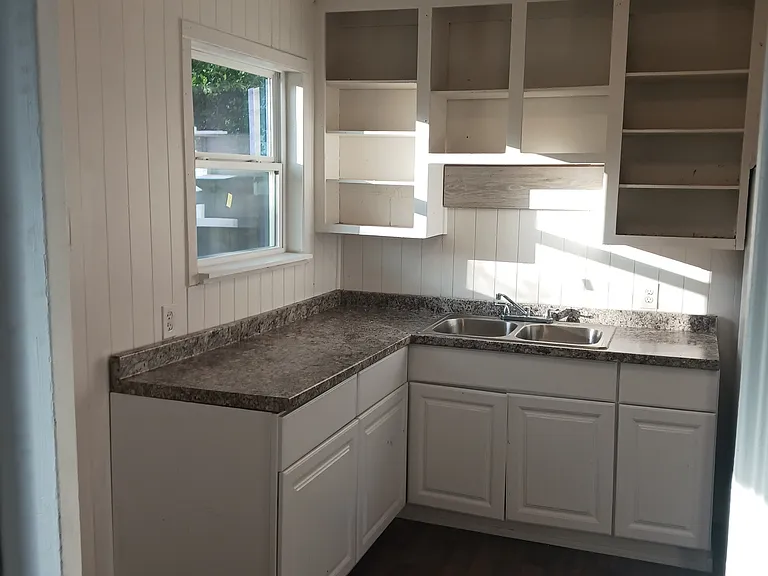 910 Erwin Ave — Photo 2