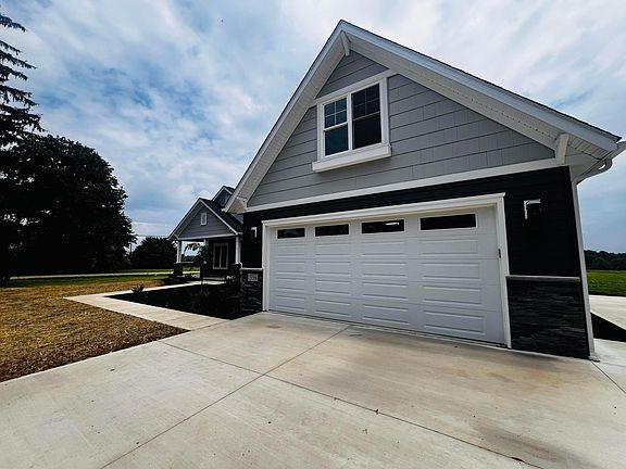 3rd image of 1396 Greenbrier Dr
