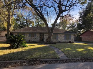 122 Emerald Dr, Clute, TX 77531