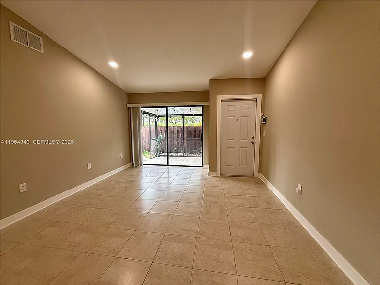 2550 N Nob Hill Rd — Photo 5