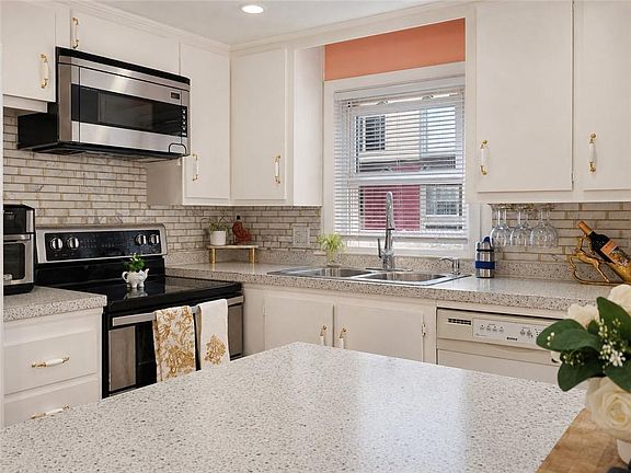 5th image of 150 Woodbury St