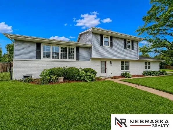4915 Oaks Ln, Omaha, NE 68137