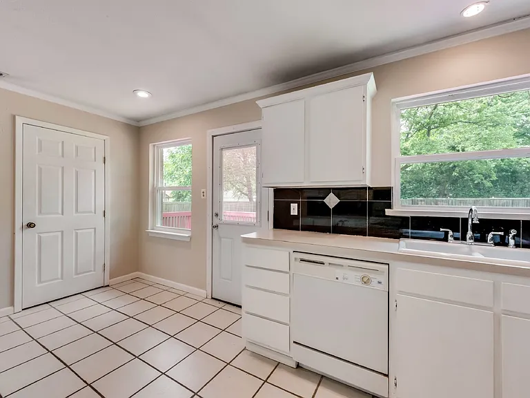 438 Daniel St — Photo 11