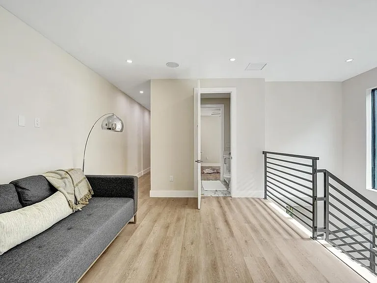 1103 NE 16th Ter #1 — Photo 18