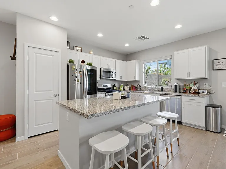 11824 Pelican Butte Ave — Photo 12