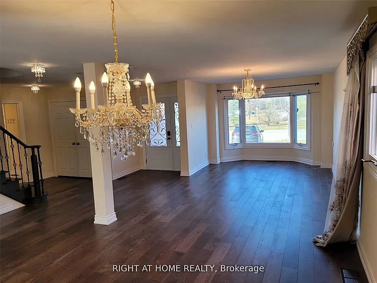 1080 Glenashton Dr #UPPER — Photo 8