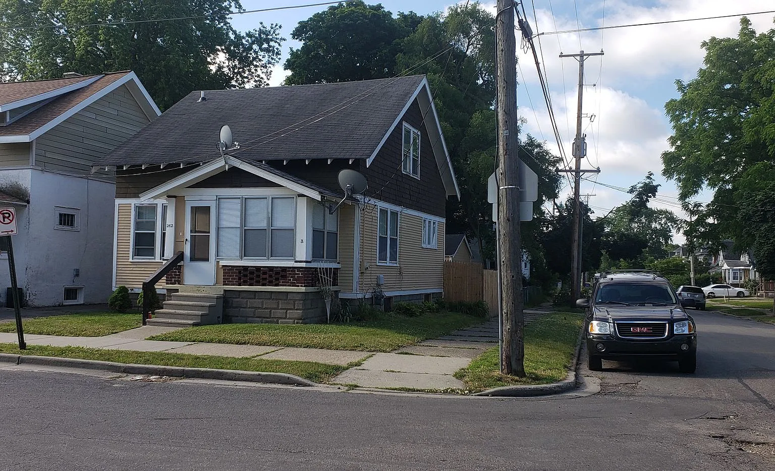 Charming, Comfortable And Convenient 2 Story Residential Home for Rent — Photo 1