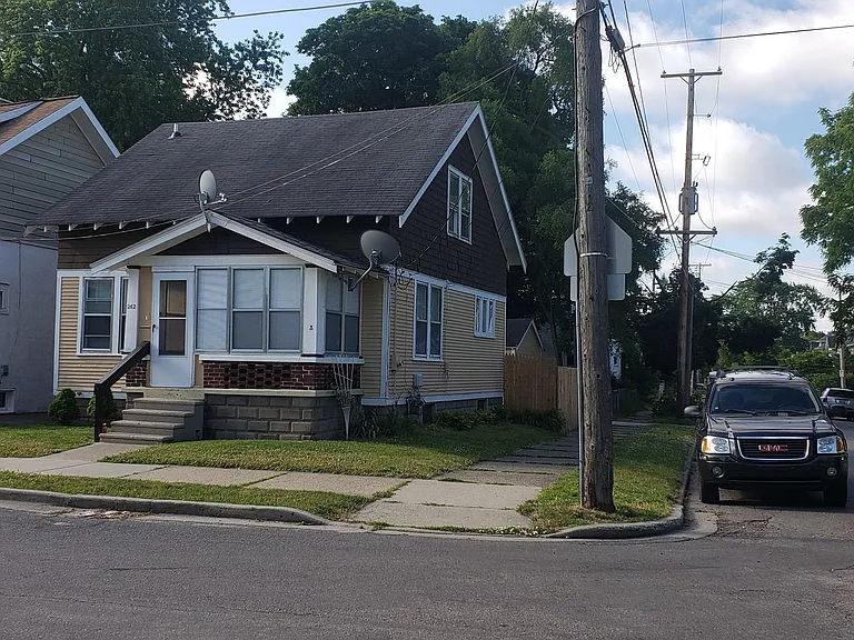 242 Elm St SW — Photo 1