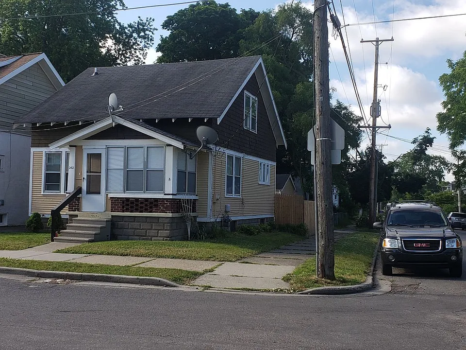 242 Elm St SW