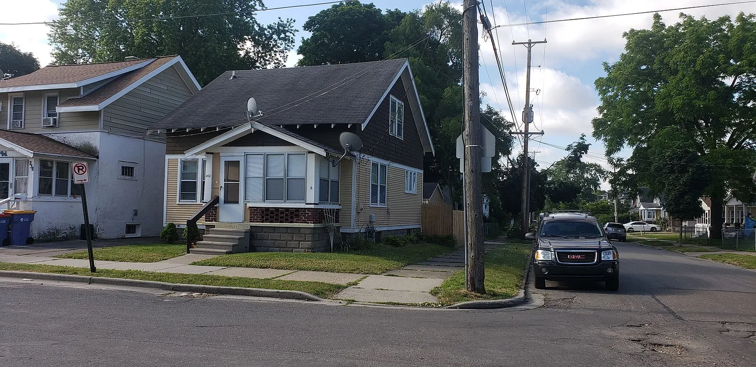 242 Elm St SW photo 1