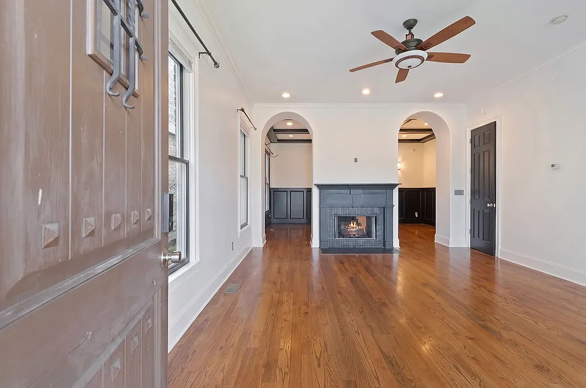 1100 W Grove Ave — Photo 2