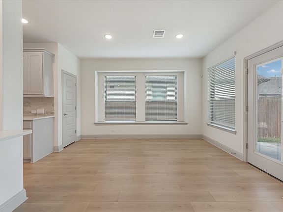 4th image of 3208 Heathrow Rd