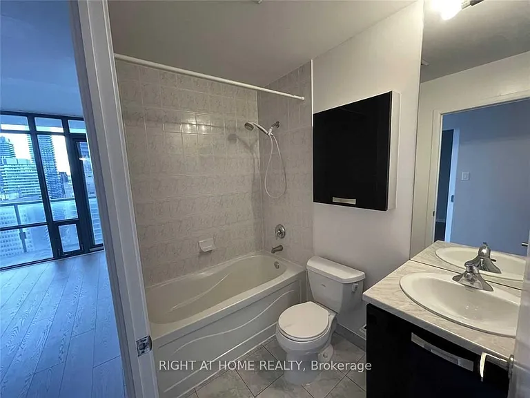 37 Grosvenor St #2905 — Photo 7