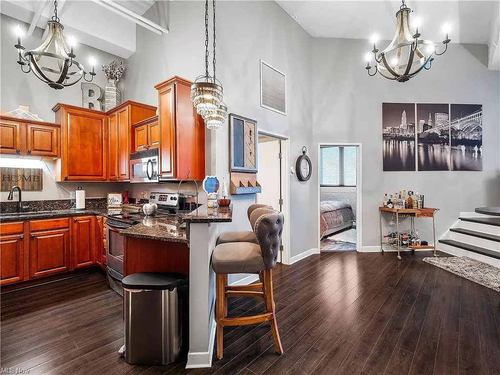 2 bed, 899 sqft, $2,250 — Photo 2