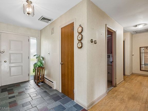 4th image of 12 Clover Ct