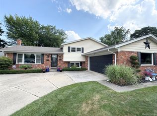 21100 Martin Rd, Saint Clair Shores, MI 48081