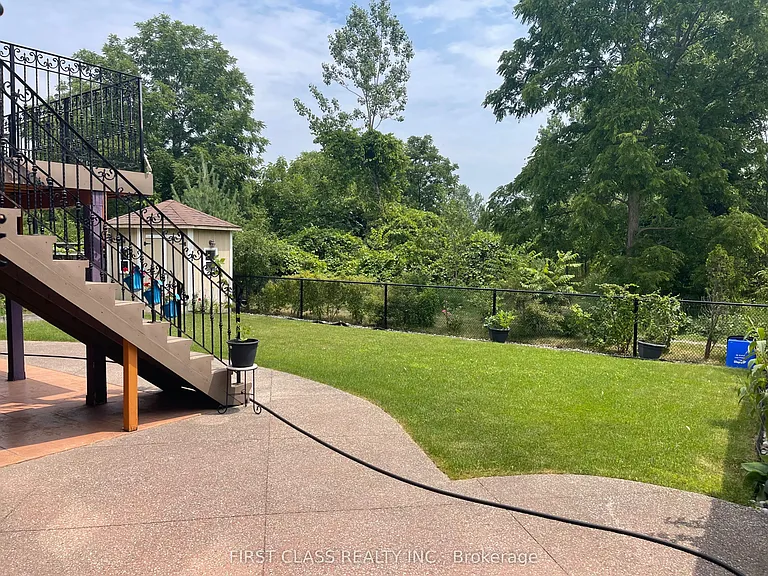 2084 Bingley Cres #W/O — Photo 2