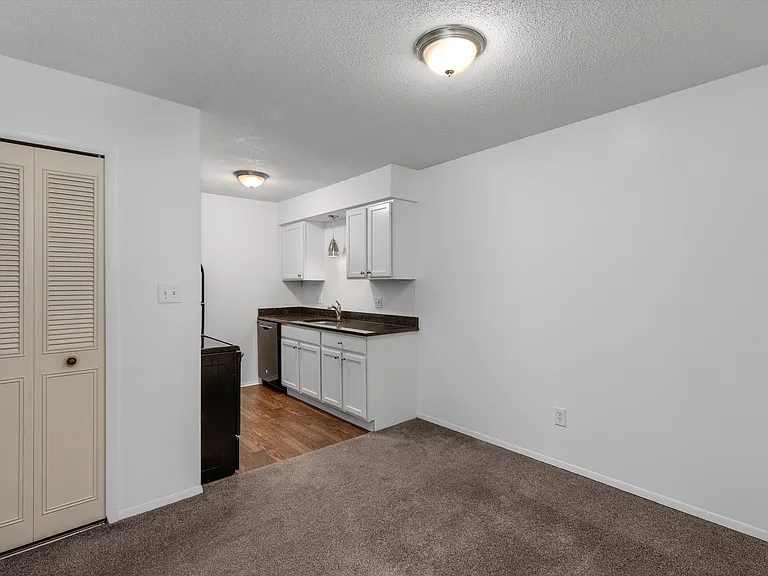 Hartford Place Apartments — Photo 13