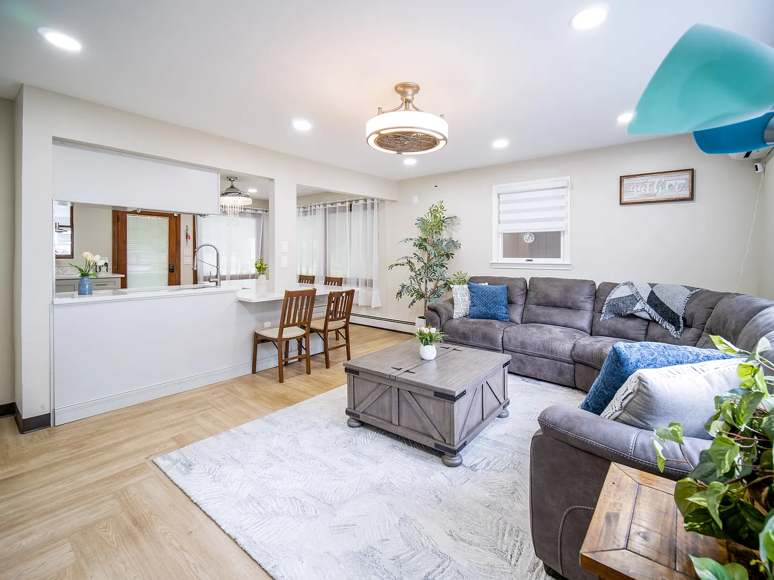 3 bed, 1.5 bath, 1375 sqft, $2,400 — Photo 3