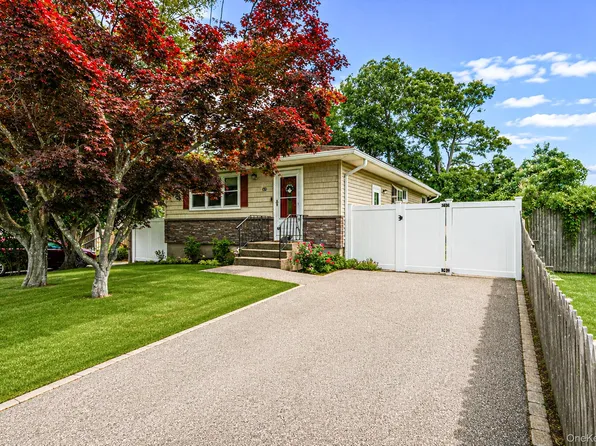 24 trafalgar Drive, Shirley, NY 11967