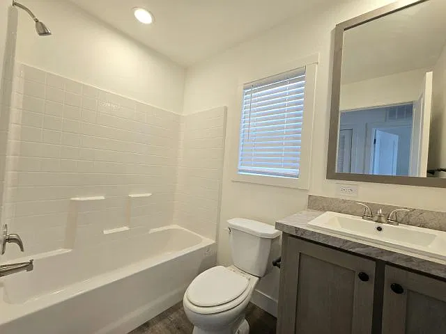 3 bed, 960 sqft, $1,925 — Photo 3