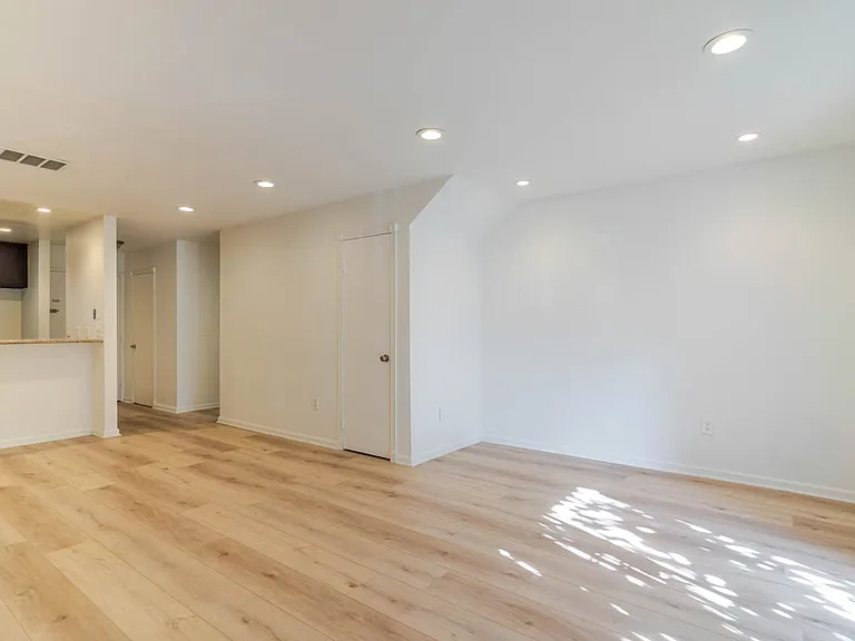 15113 Saticoy St #16 — Photo 8