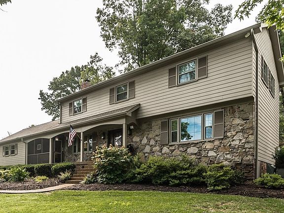 2nd image of 104 Applewood Ct