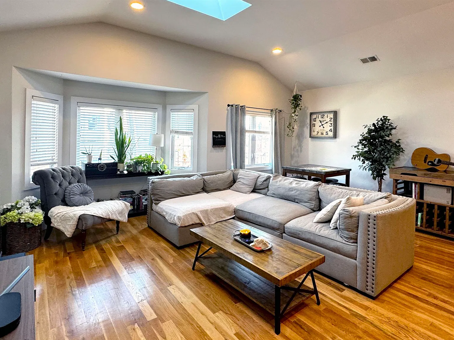 3 bed, 2.0 bath, 1300 sqft, $3,600 — Photo 1