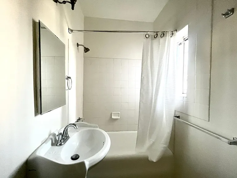 1426 N Edgemont St #10 — Photo 8