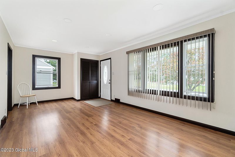 5th image of 302 Howell Street