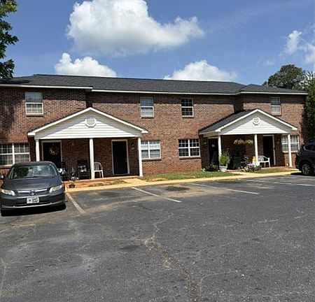 2nd image of 1002 Fieldcrest Cir