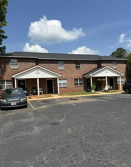 1002 Fieldcrest Cir — Photo 1